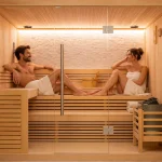 Coppia in una sauna finlandese 2 posti in legno